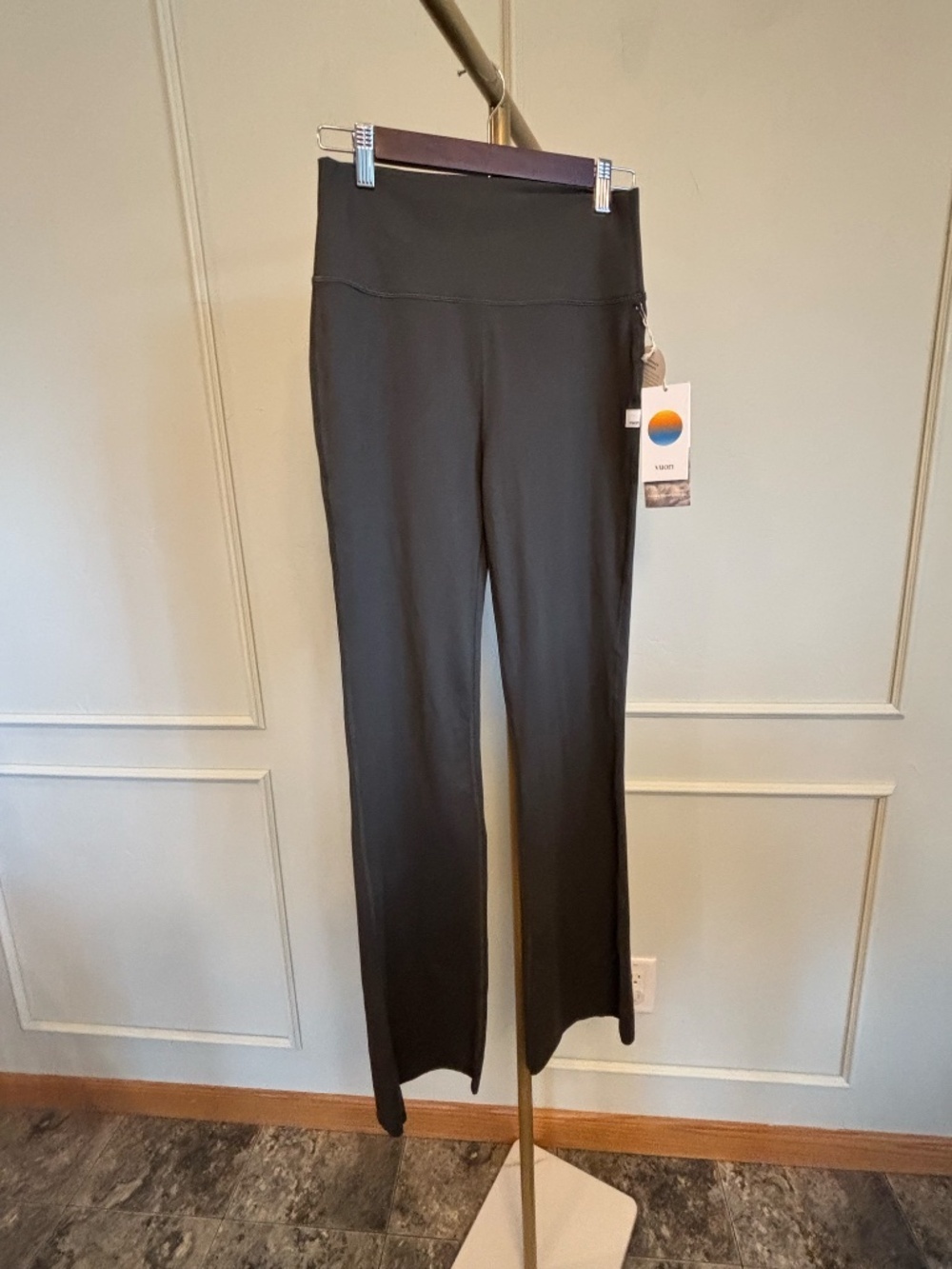 Vuori Flare Leggings Halo Slim Flare Kale MSRP $108 NWT Med